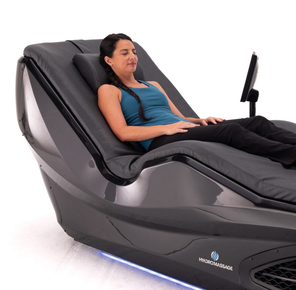 Ansatt tar en 10 minutters workplace wellness pause i HydroMassage massasjestol fra Relax Space for å redusere stress og øke ROI på jobb