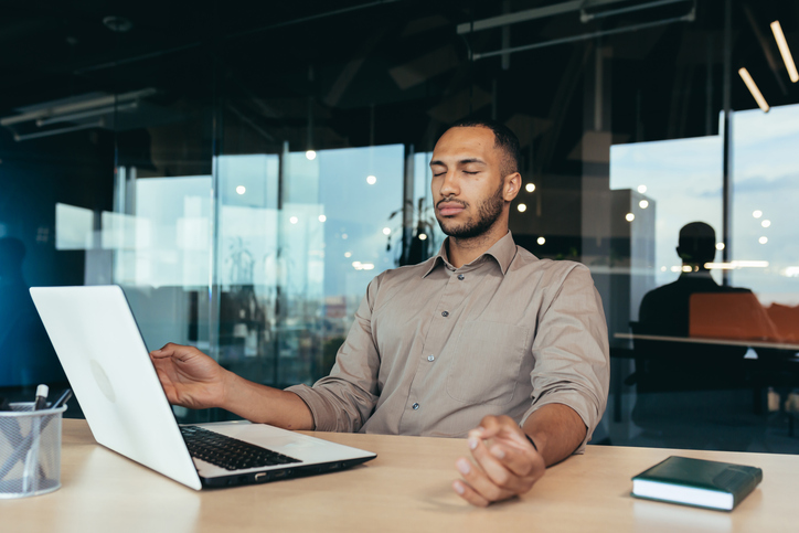 Ansatt som tar en rolig pause på kontoret for å redusere stress og hente ny energi i løpet av arbeidsdagen