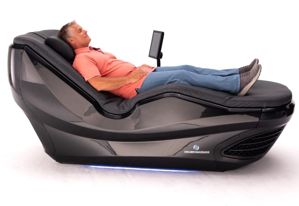 Ansatt tar en 10 minutters workplace wellness pause i HydroMassage massasjestol fra Relax Space for å redusere stress og øke ROI på jobb