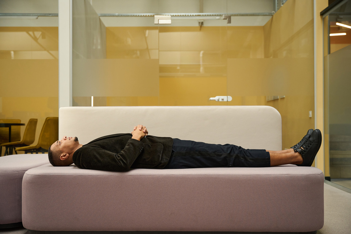 Ansatt som tar en kort hvilepause i arbeidstiden for å redusere stress og hente ny energi på arbeidsplassen