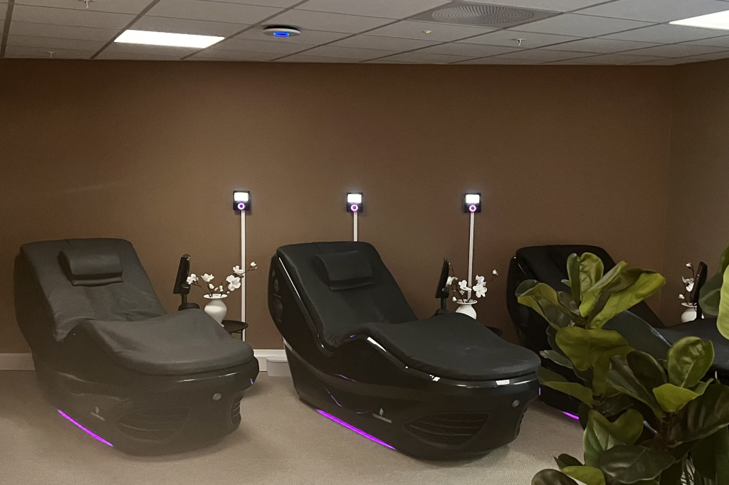Relax Space lounge med HydroMassage-stoler, dempet belysning og grønne planter
